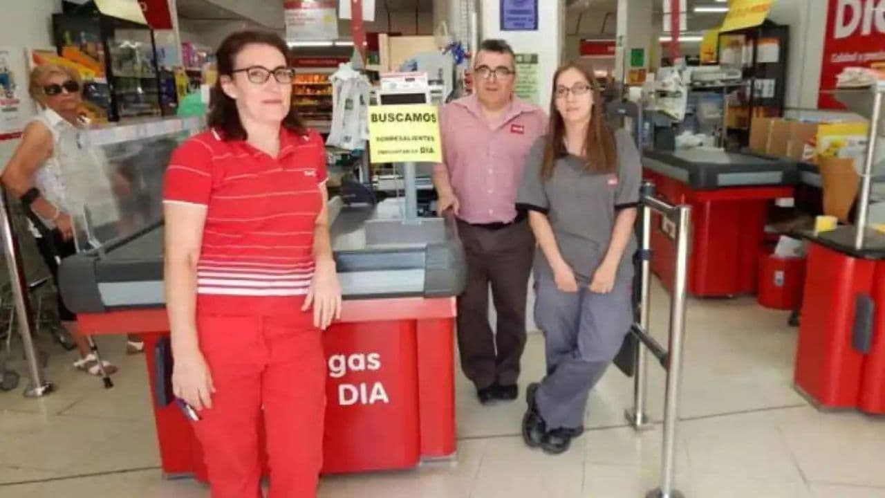 ajero de supermercado DIA